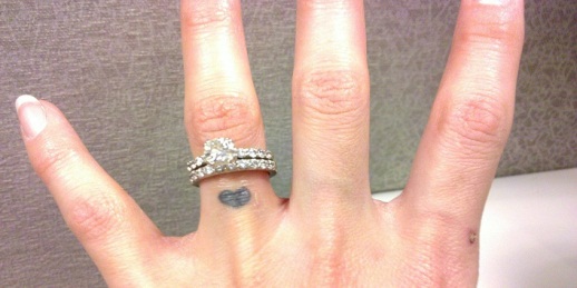 not-ruoi-o-ngon-tay-deo-nhan